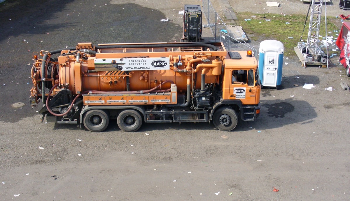 Vacuum sewage and wastewater suction truck